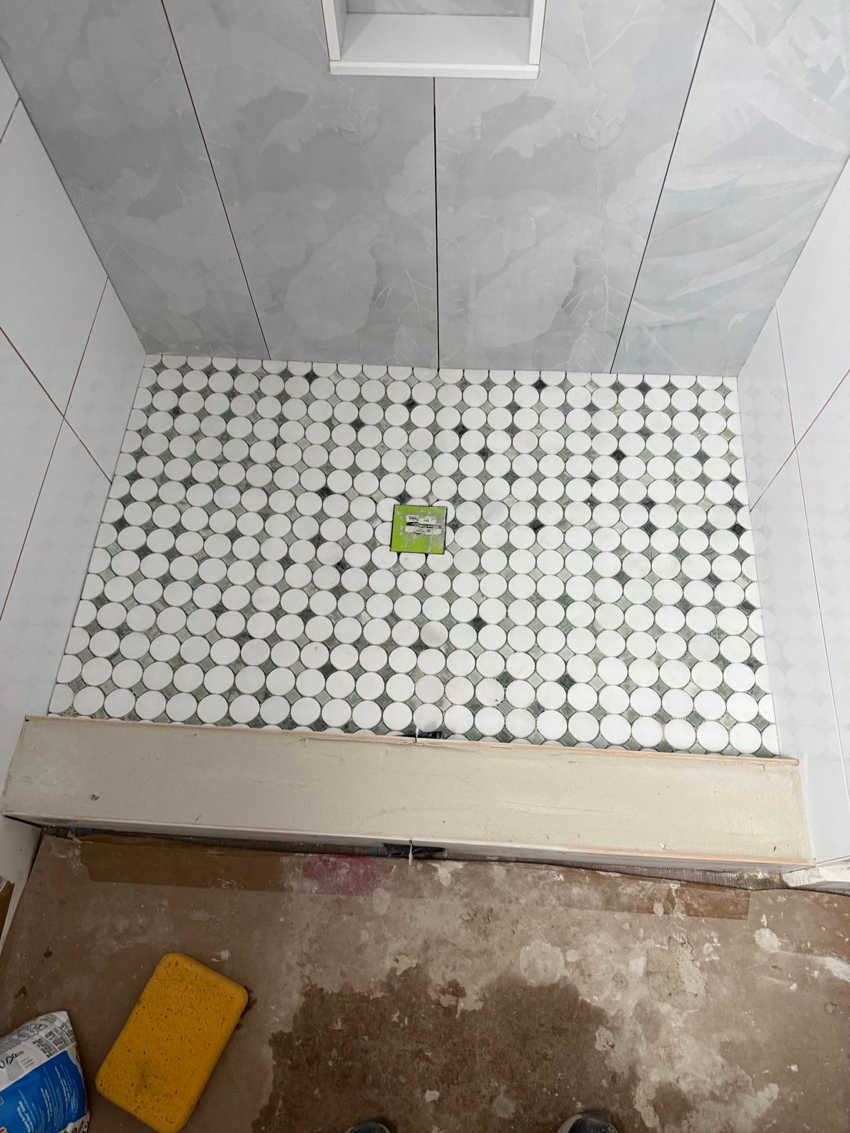 Green and white circle marble mosaic shower pan